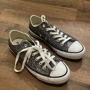 Converse size 7. I’m a 7.5 and these fit great. I’ve only ever worn them once!